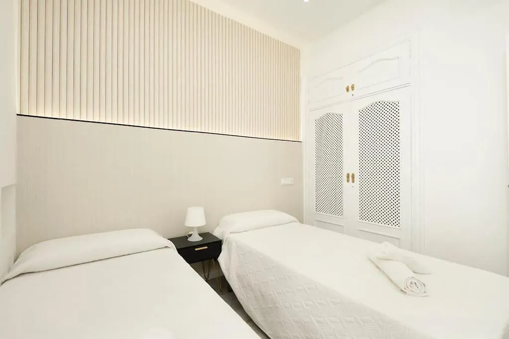 Newly Refurbished Modern 2-Bed Apartment In Heart Of Торремолинос Испания
