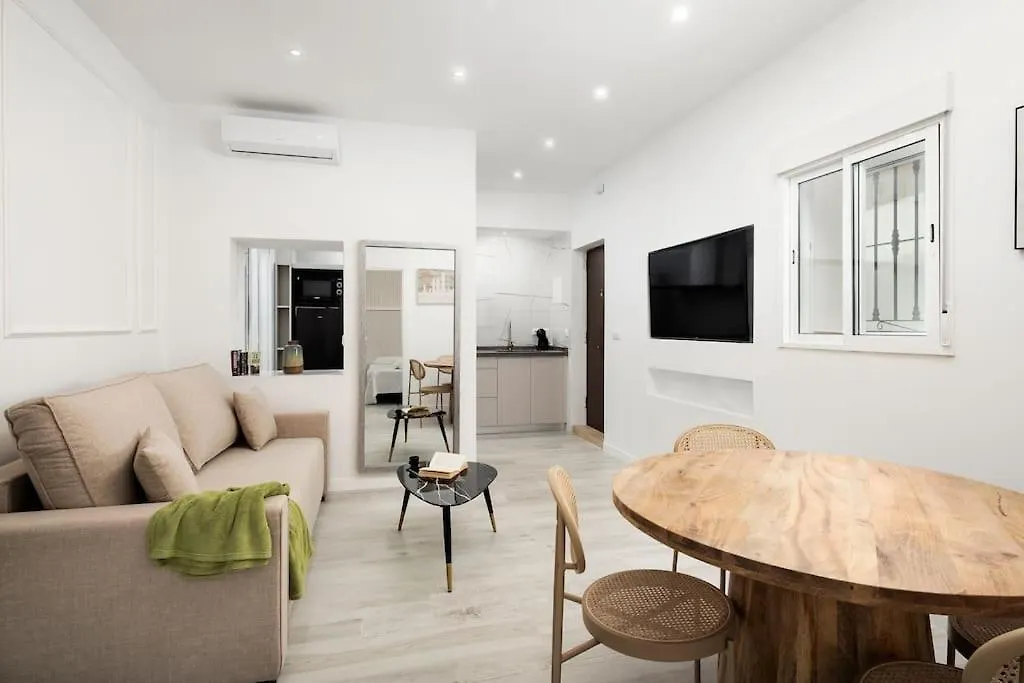 Newly Refurbished Modern 2-Bed Apartment In Heart Of Торремолинос