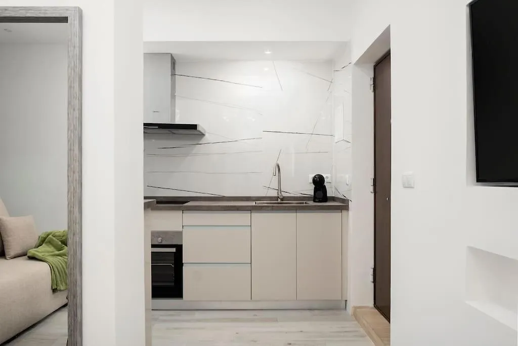 Newly Refurbished Modern 2-Bed Apartment In Heart Of Торремолинос