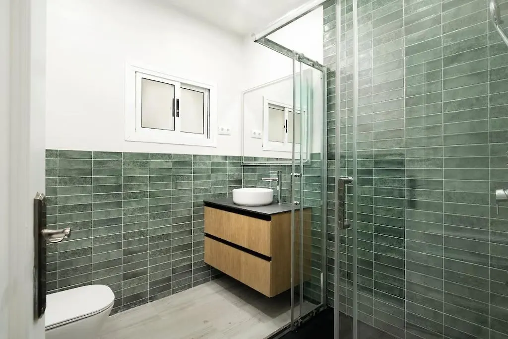 Newly Refurbished Modern 2-Bed Apartment In Heart Of Торремолинос 0*,