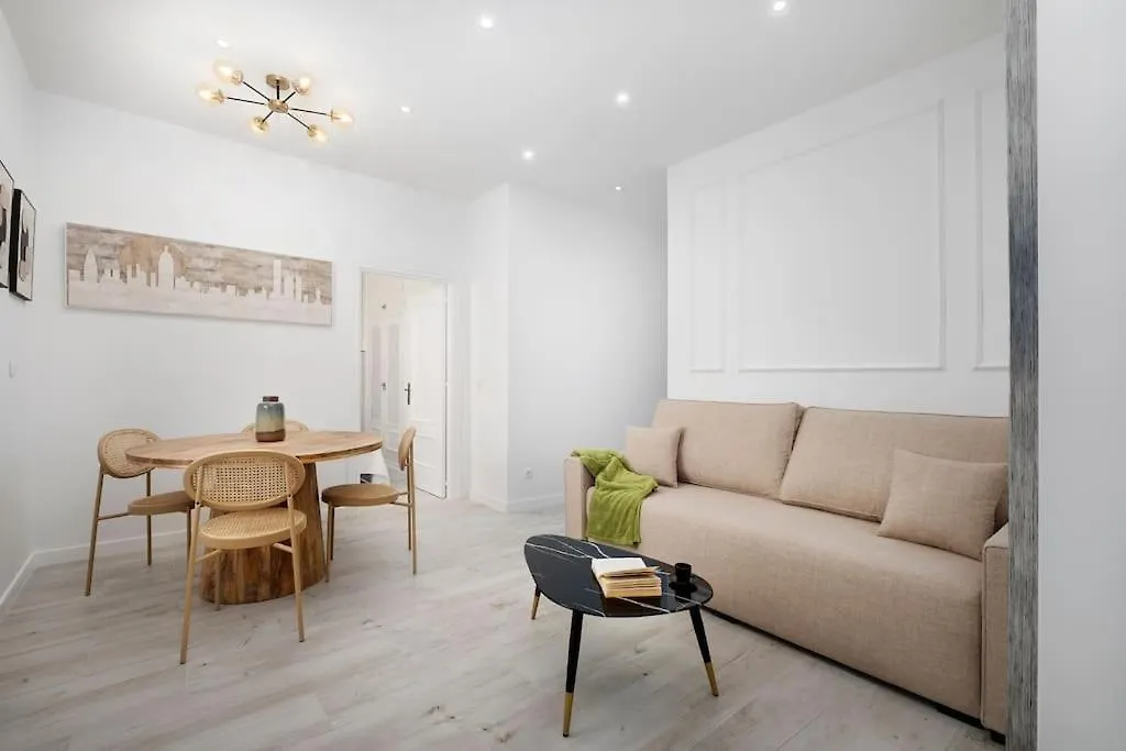 Newly Refurbished Modern 2-Bed Apartment In Heart Of Торремолинос